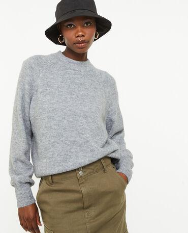 Pull gris en laine à grosse frange duveteuse. Pull femme chic et