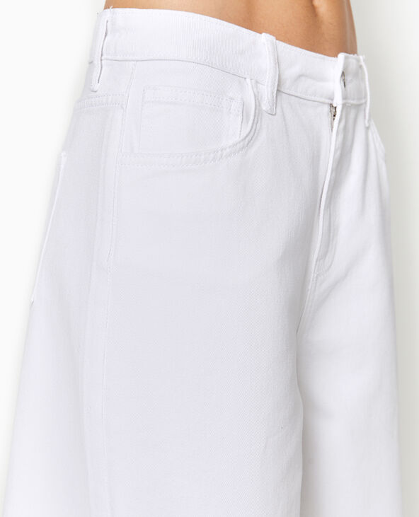 Bermuda large en jean avec bas coupés blanc - Pimkie