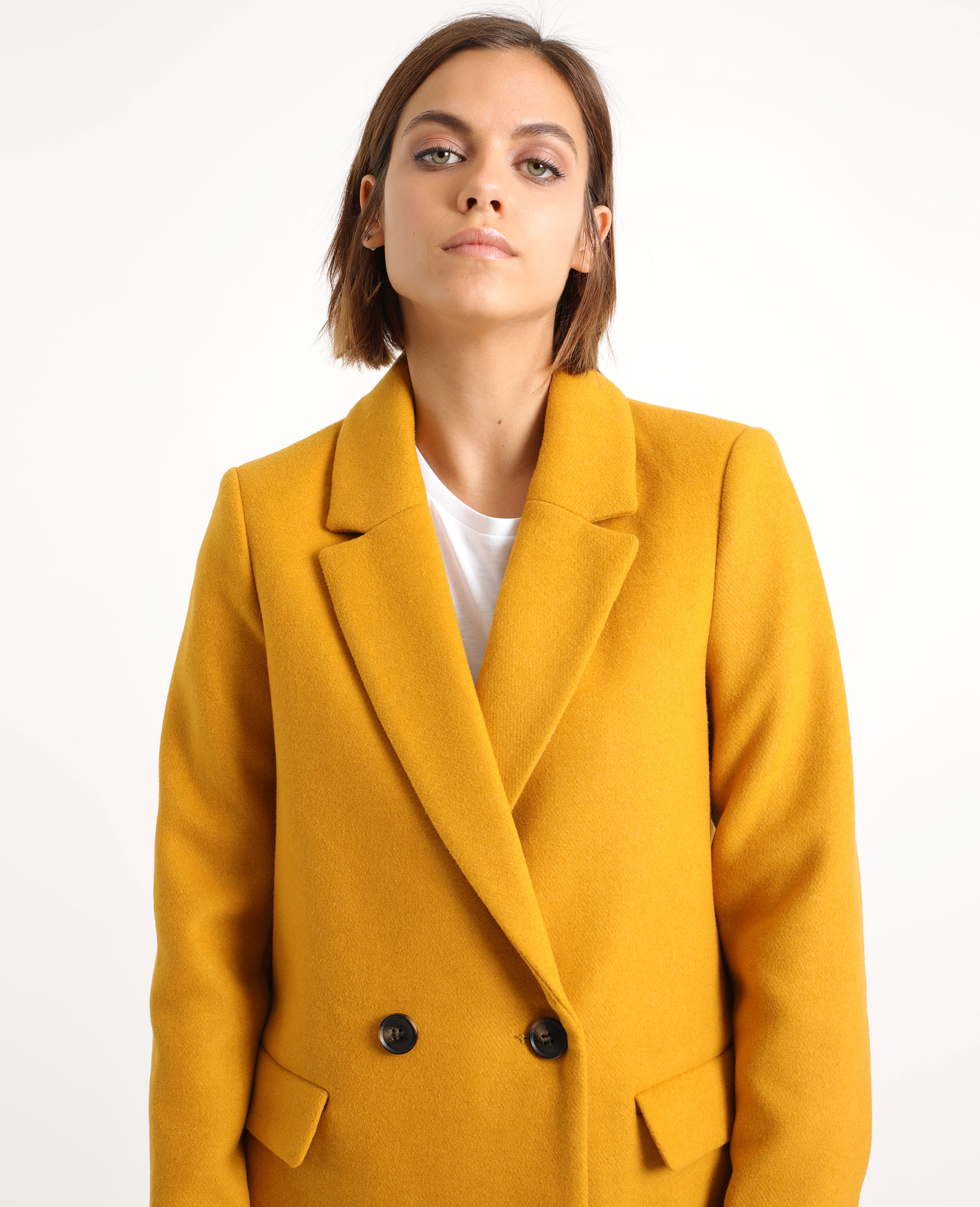 manteau jaune ocre